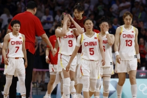 记者：巴黎奥运热身赛期间 有中国女篮球员不坐大巴自己打商务车