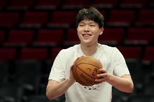 斯普利特：杨瀚森的落位跑动不错 可以看到他的进步 他比季初更好