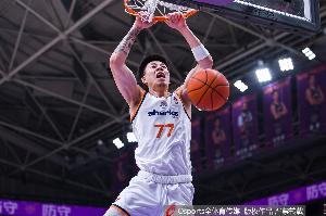 今天状态不错！张镇麟半场8中5拿到10分2板4助2断 上演精彩暴扣
