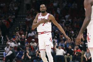 暂停时研究统计表？KD：我只是在追踪比赛 看看我们打得怎么样