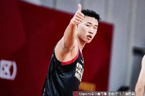在常规赛MVP的争夺上 贺希宁已经慢慢领先了胡金秋一个身位